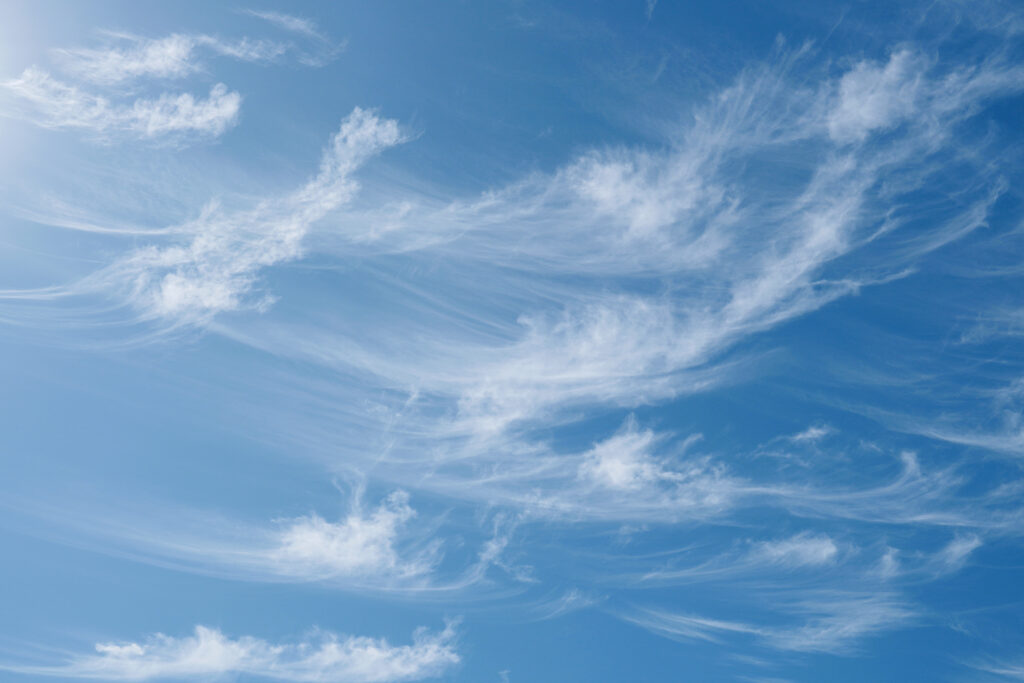 強風で青空を流れていく雲