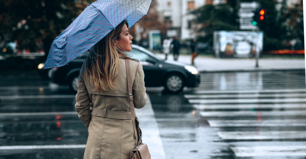 雨の日に傘を差す女性