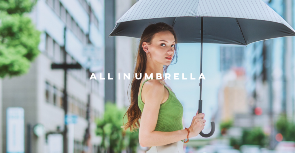 傘を差す女性(ALL IN UMBRELLA)