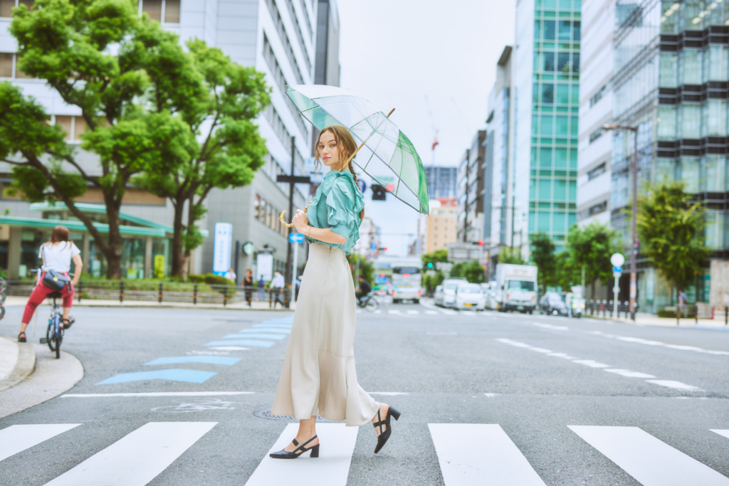 レディースの雨傘を実際に女性が差している使用写真