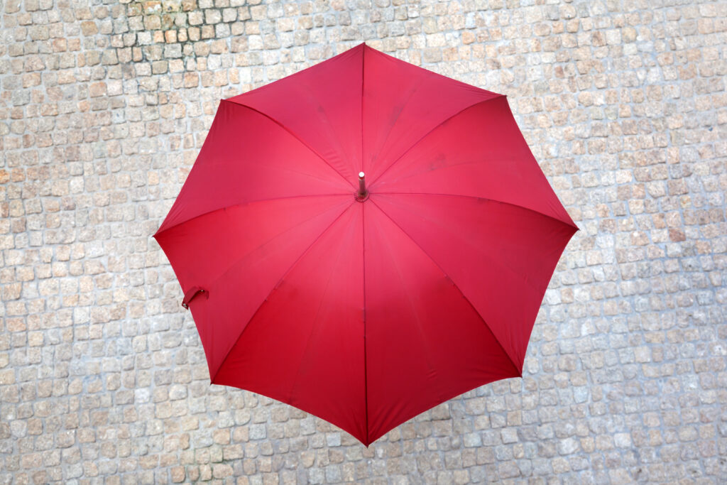 レディースの赤い雨傘の写真
