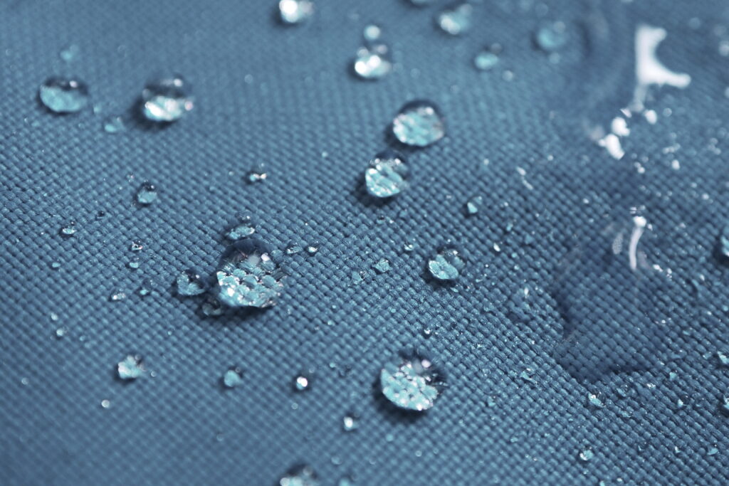 布の上で弾かれている雨粒