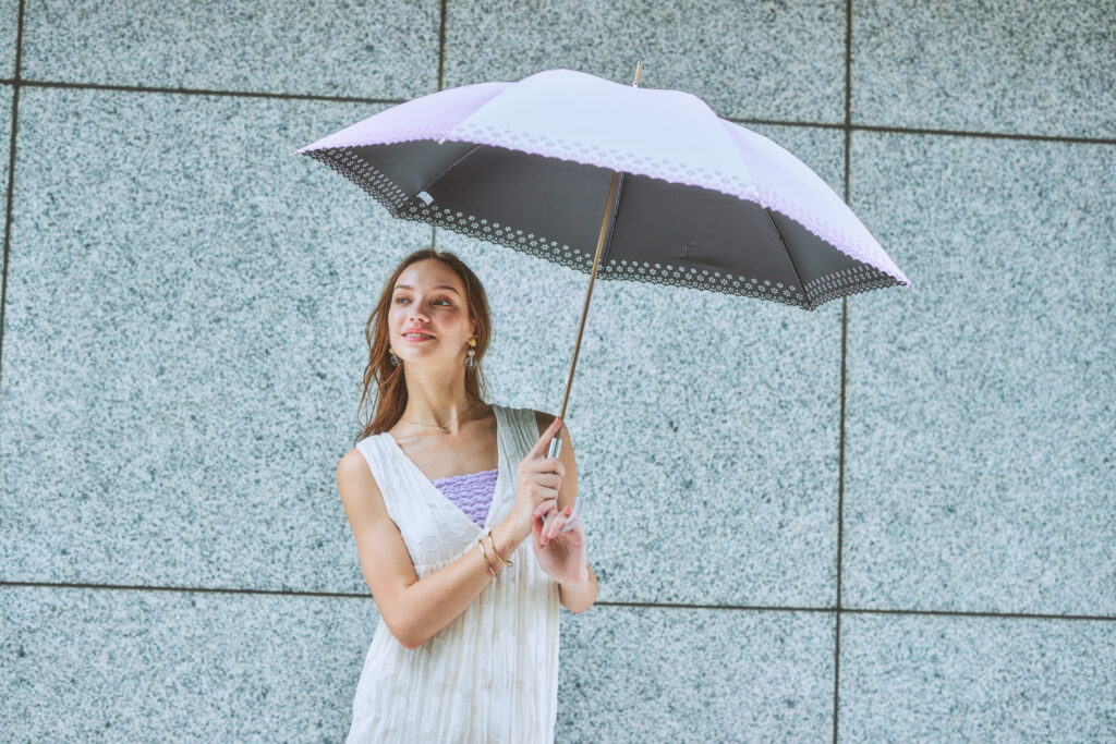 日傘をさして笑顔の外国人女性